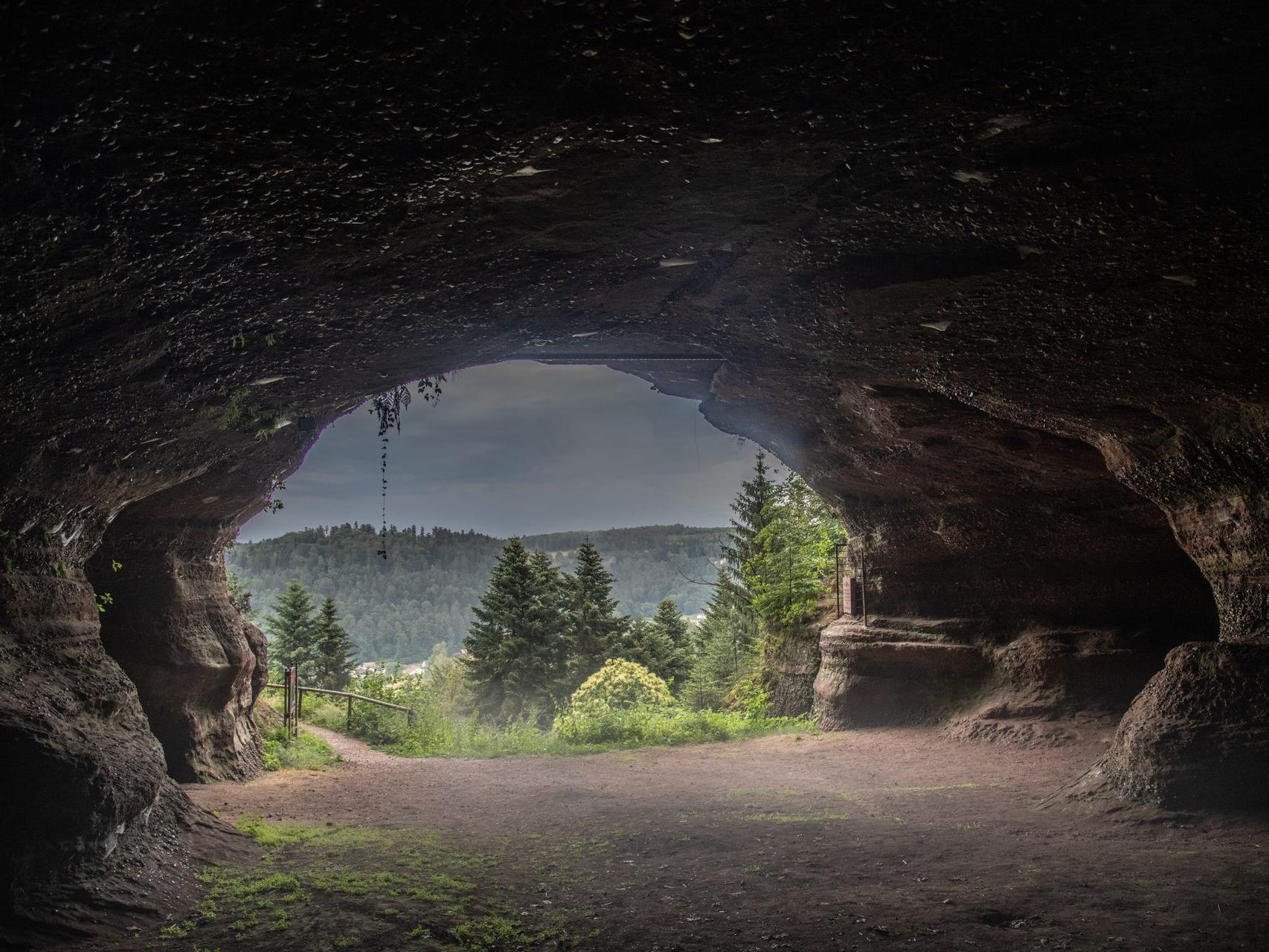 Grotte naturel avec vu sur la nature