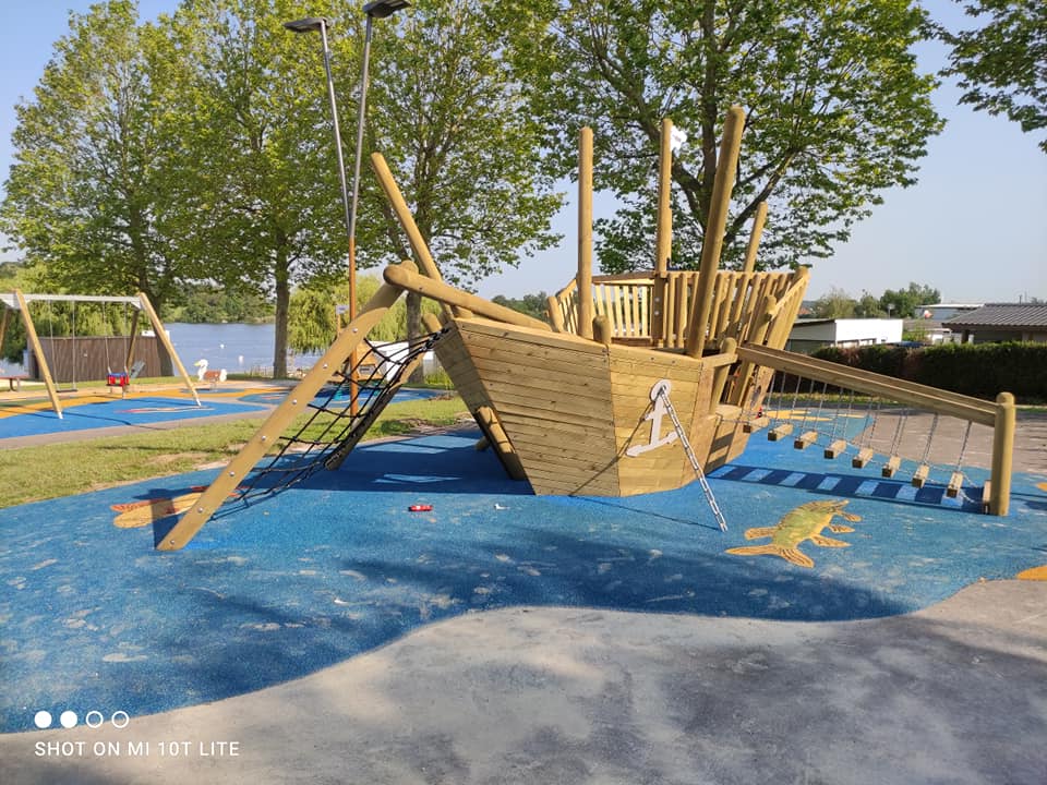 Bateau d'air de jeu enfant