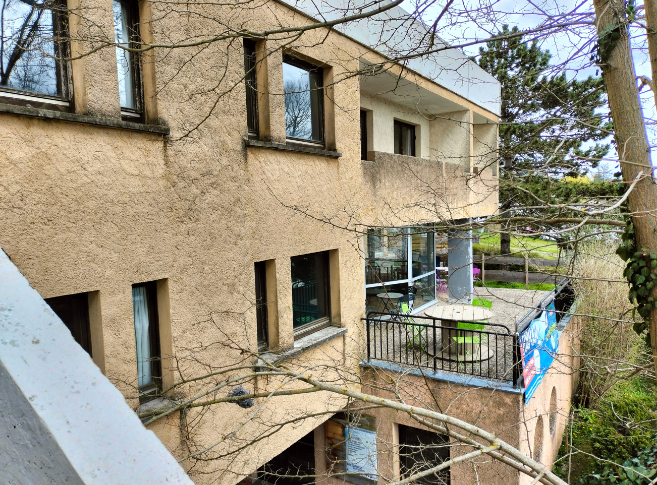 Photo bâtiment et terrasse du Centre Nature et Sport Photo bâtiment et terrasse du Centre Nature et Sport