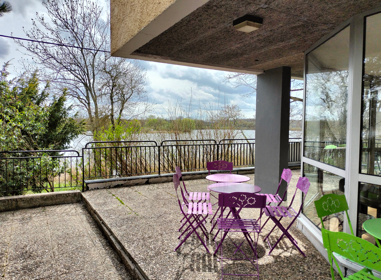 Terrasse CNS vue sur l'étang Terrasse CNS vue sur l'étang