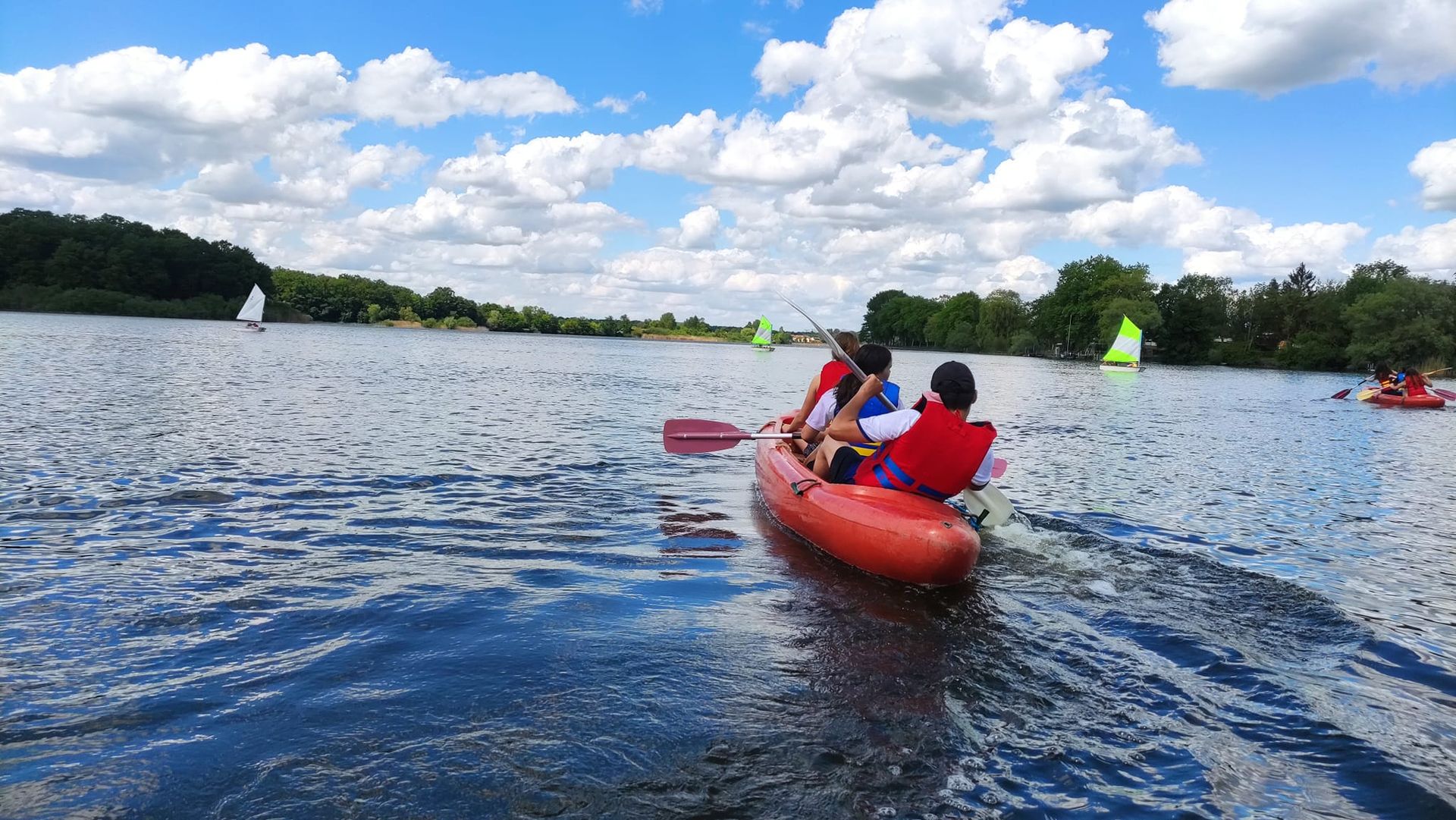 Deux jeunes entrain de faire du canöe Deux jeunes entrain de faire du canöe
