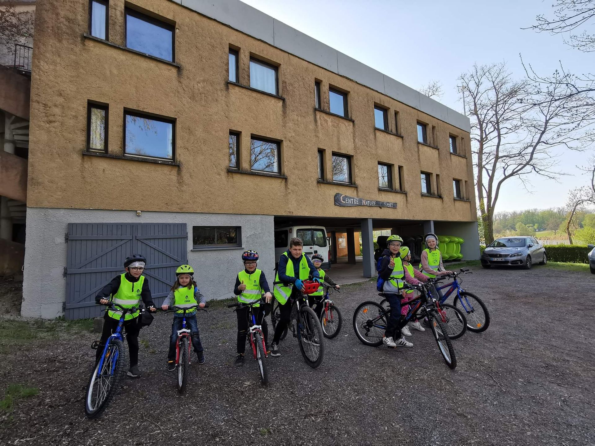Groupe scolaire à vélo devand le CNS Groupe scolaire à vélo devand le CNS
