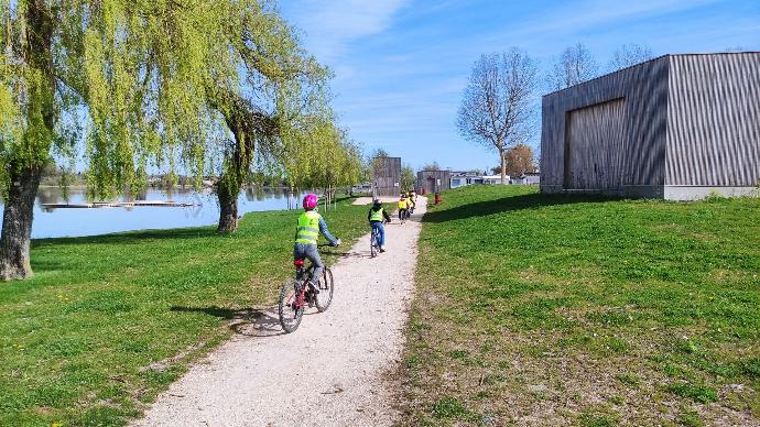 Vélo sur chemin du lac vert