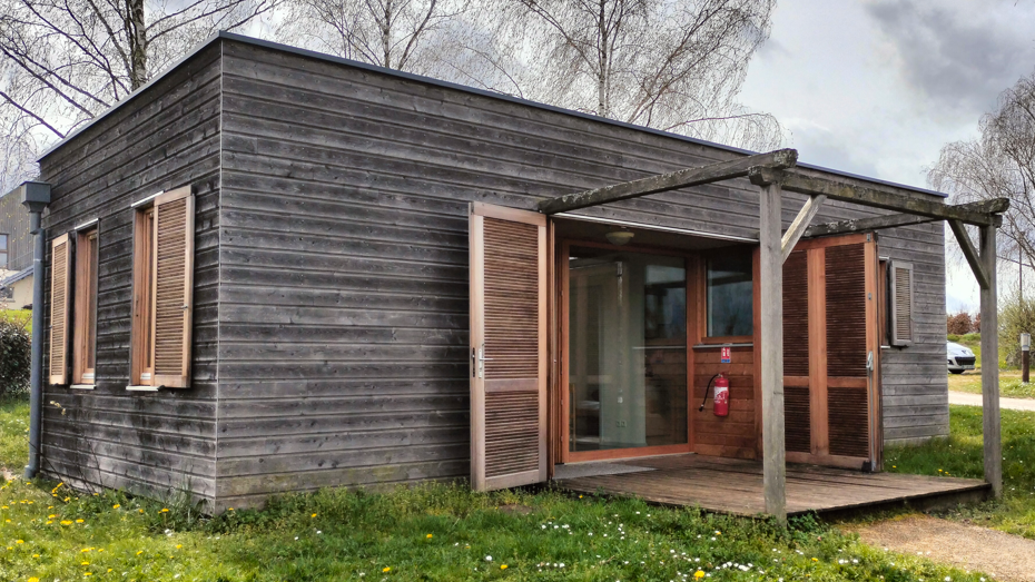 Photo des hébergements type chalets du camping du lac vert