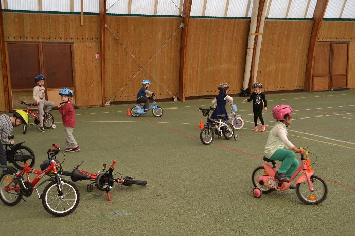 Jeune sur vélo en intérieur