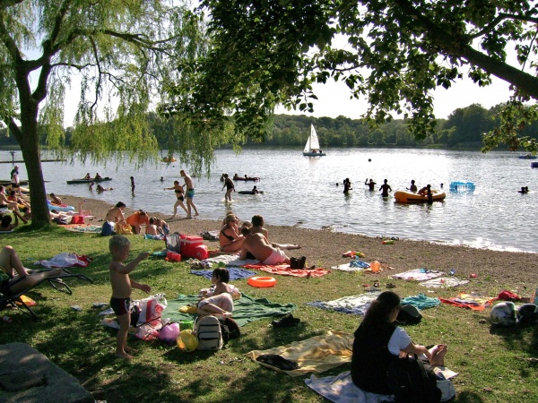 Plage remplie de monde